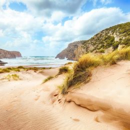 Vue charmante sur la plage Cala Domestica avec de merveilleuses dunes de sable.  Lieu : Buggerru, Sud de la Sardaigne, Italie Europe