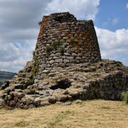 nuraghe-in-sardinien-X2XZA4E